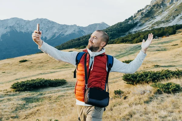 Selfie ile cep telefonunu alarak sırt çantası ile seyahat adam — Stok fotoğraf