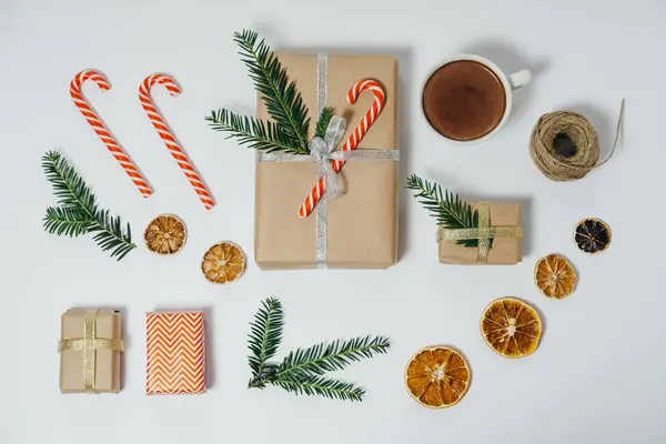 Weihnachtshintergrund mit Tanne, heißer Schokolade, Geschenk, Süßigkeiten — Stockfoto