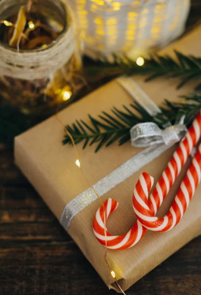 Weihnachtsdekoration mit Geschenk, Zuckerstangen und Tannenzweig auf — Stockfoto