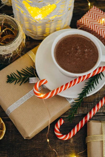 Nahaufnahme heiße Schokolade mit Geschenk, Zuckerstangen und Tannenbaum-BH — Stockfoto