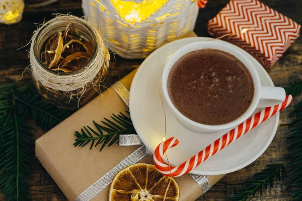 Von oben Weihnachtsdekoration mit heißer Schokolade, Zuckerstangen — Stockfoto