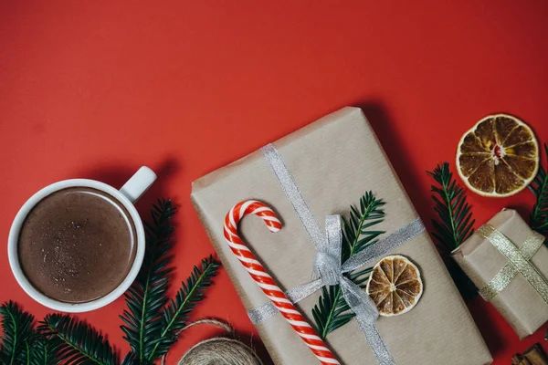 Χριστουγεννιάτικη ιδέα. Ζεστή σοκολάτα με έλατο, δώρο από ζαχαροκάλαμο καραμέλα — Φωτογραφία Αρχείου