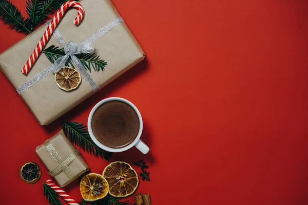 Προετοιμασία για τα Χριστούγεννα. Έλατο, δώρο, ζεστή σοκολάτα, καραμέλα — Φωτογραφία Αρχείου