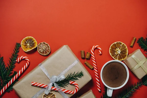 Weihnachtshintergrund mit Tanne, heißer Schokolade, Geschenk, Süßigkeiten — Stockfoto