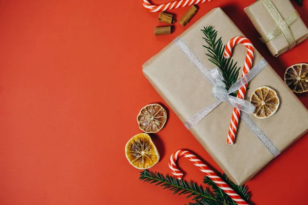 Χριστουγεννιάτικο φόντο με ζεστή σοκολάτα, δώρο, έλατο, candy c — Φωτογραφία Αρχείου