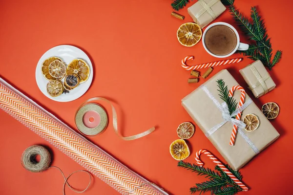 Vorbereitung auf Weihnachten. Tanne, heiße Schokolade, Geschenk, Süßigkeiten — Stockfoto