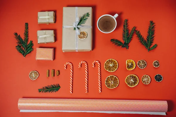 Noel kavramı. Çam ağacı, Hediyelik, şeker kamışı ile sıcak çikolata — Stok fotoğraf