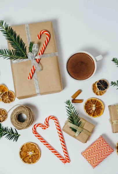 Cerca de la decoración de Navidad con abeto, chocolate caliente, regalo —  Fotos de Stock
