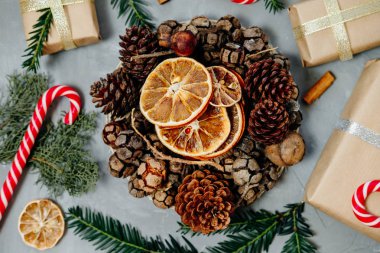 Closeup kuru portakal, şeker kamışı, köknar ağacı ve hediyeler gri bir b