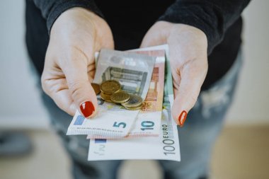 Euro banknot ve bir m-cüzdan ile eller