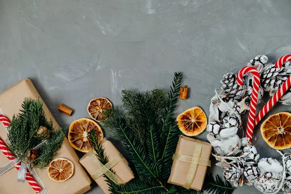 Bir çelenk, şeker, Kuru portakal ve hediyeler ile Noel dekorasyon — Stok fotoğraf
