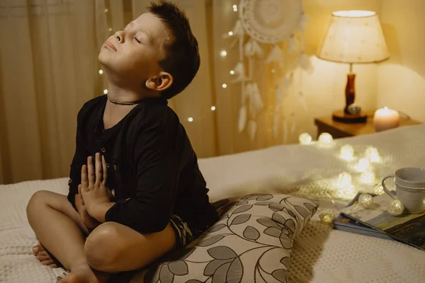 Sevimli çocuk akşam oda o kapalı gözlerle hediye için dua — Stok fotoğraf