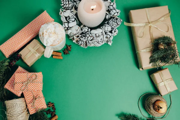 緑のテーブル オレンジ レモンのギフト ボックス クリスマス装飾 — ストック写真