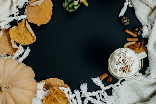 Rahat sonbahar kompozisyon. Kabak Latte, tarçın ve ekose üzerinde bir — Stok fotoğraf