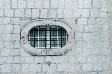 Pencere üretim tesisi ile eski bir gri taş duvar. Metin için yer