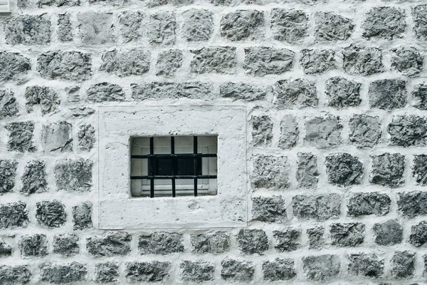 Ventana sobre una vieja pared de piedra gris con planta. Lugar para el texto — Foto de Stock