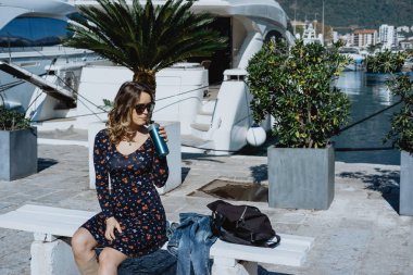 Kadın içecekler çay veya kahve termo kupa sokakta, Europe