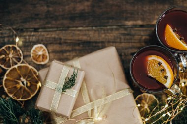 Baharat ve hediye kutusu ahşap masa üzerinde sıcak mulled şarap. En iyi VI