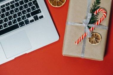 Noel çalışma alanı ile laptop, sıcak çikolata, kırmızı şeker 