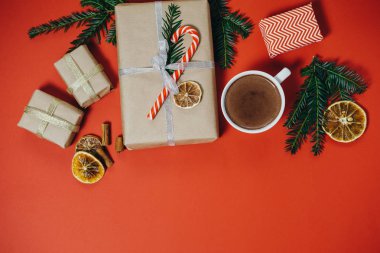 Noel kavramı. Çam ağacı, Hediyelik, şeker kamışı ile sıcak çikolata