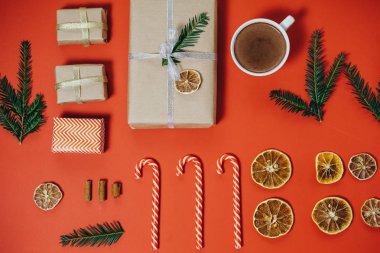 Tatil kavramı. Çam ağacı, Hediyelik, baston şekerler ile sıcak çikolata 