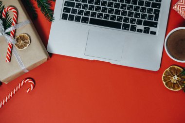 Noel çalışma alanı ile laptop, sıcak çikolata, kırmızı şeker 