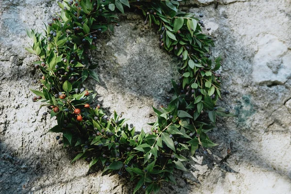 Christmas wreath with fir cones on concrete background. — Stock Photo, Image