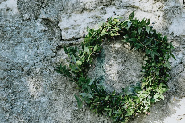 Christmas wreath with fir cones on concrete background. — Stock Photo, Image