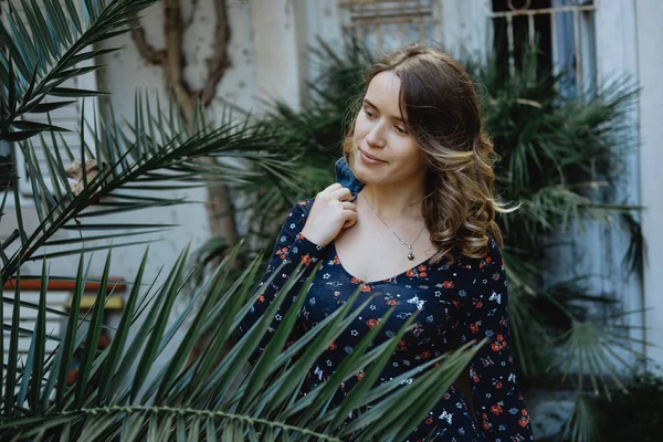 Retrato de Joven bella mujer en el casco antiguo — Foto de Stock