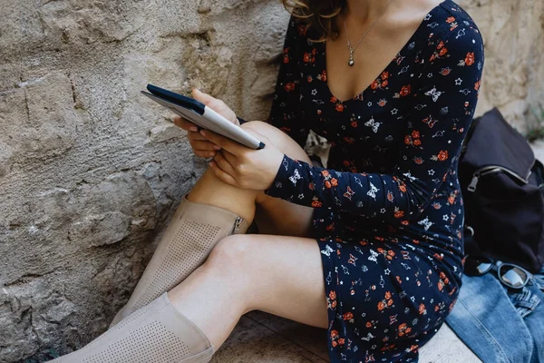 Mujer manos con e-book. Concepto de lectura — Foto de Stock