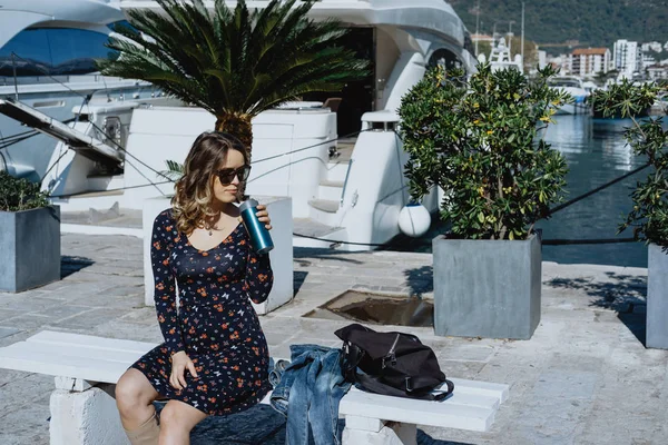 Kadın içecekler çay veya kahve termo kupa sokakta, Europe