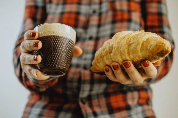 Kruvasan ve kahve, geleneksel İtalyan breakfas tutan kadın — Stok fotoğraf