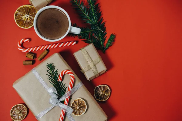 Fondo de vacaciones con abeto, chocolate caliente, regalo, lata de caramelo —  Fotos de Stock