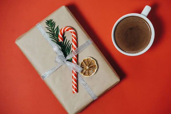 Concepto de Navidad. Chocolate caliente con abeto, regalo, bastón de caramelo —  Fotos de Stock