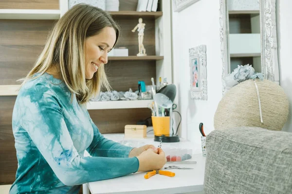 Portrait d'artiste heureux avec pinceau sur le lieu de travail — Photo