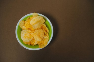 Kahverengi bir tabloda bir kasede fişleri. Üstten Görünüm