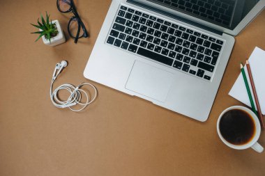 Brown Ofis Büro iş işyeri, dizüstü bilgisayar ve kahve Kupası. 