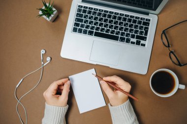 Brown Ofis Büro iş çalışma alanı'nın. Kadın elleriyle kalem