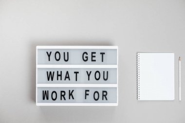 Motivasyonel yönetim kurulu ve defter. İş kavramı. Üstten Görünüm, fla