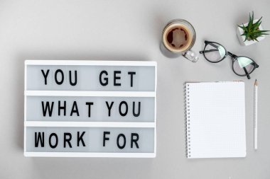 Motivasyonel yönetim kurulu, kahve ve ileti örneği. İş kavramı. Sayfanın Üstü