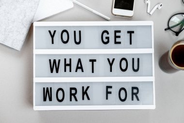 Motivasyonel yönetim kurulu ve ileti örneği. İş kavramı. Üstten Görünüm, f