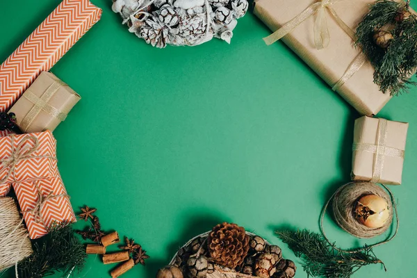 クリスマス ギフト ボックス グリーン テーブル オレンジ レモン ココア フラットにレイアウト、t — ストック写真