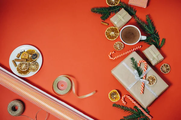 Noel köknar ağacı, sıcak çikolata ve hediye kırmızı gemide. Top vie — Stok fotoğraf