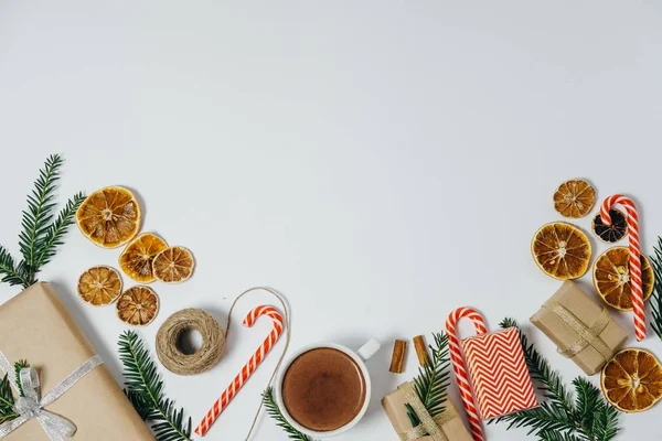 Χριστουγεννιάτικη διακόσμηση με ζεστή σοκολάτα, δώρο, έλατο, candy c — Φωτογραφία Αρχείου