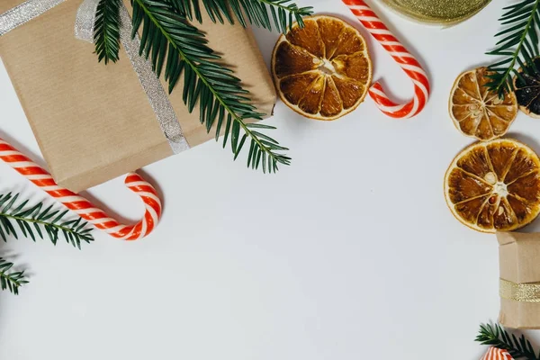 Χριστουγεννιάτικο φόντο με ζεστή σοκολάτα, δώρο, έλατο, candy c — Φωτογραφία Αρχείου