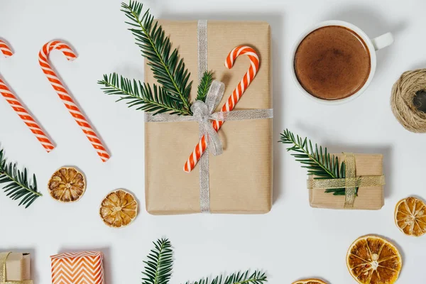 Fondo de Navidad con abeto, chocolate caliente, regalo, caramelo c —  Fotos de Stock