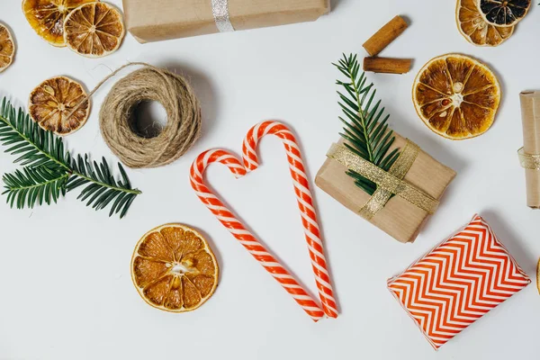 Çam ağacı, sıcak çikolata, Hediyelik, şeker c ile Noel arka plan — Stok fotoğraf