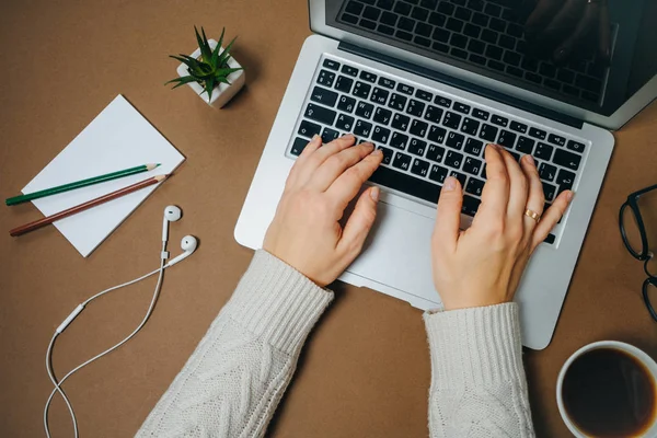 Escritorio de oficina marrón del lugar de trabajo de negocios. Las manos de mujer con portátil —  Fotos de Stock