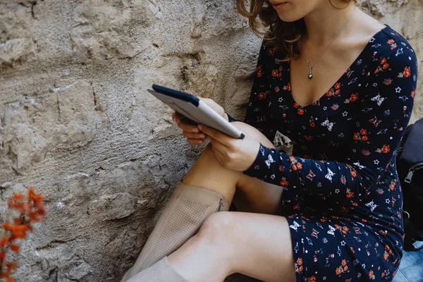 Gros plan Jeune femme joyeuse lisant un livre électronique en plein air — Photo