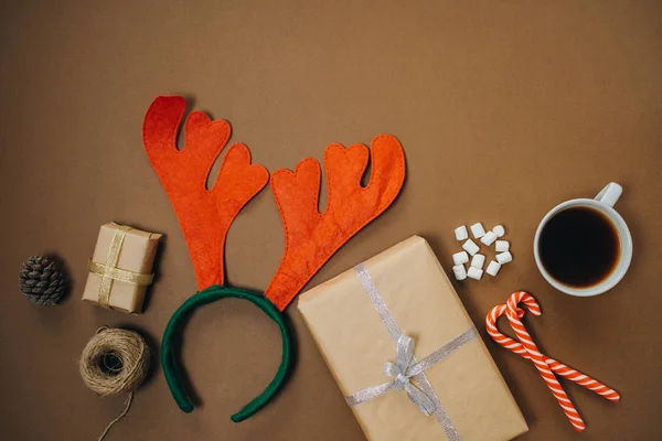 Sfondo natalizio con cappello da Babbo Natale, Caffè con marshmallow e — Foto Stock